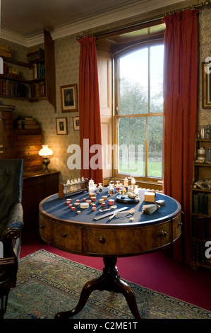 Down House Luxted Road, Downe, Kent BR6 7JT. Casa di Charles Darwin. Visualizzazione della tabella nel vecchio studio. Foto Stock