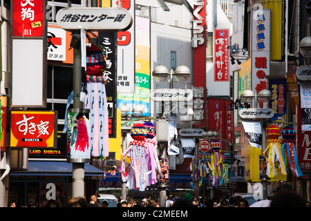 Un lato di Shibuya street, piena di colorati segni e pubblicità, Tokyo, Giappone. Foto Stock