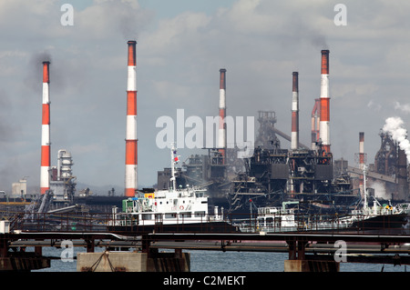 Impianto industriale con fumo di pile, zona industriale Foto Stock