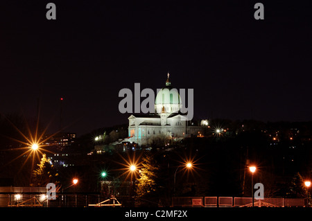 La notte delle stelle. Paesaggio notturno del cattolica romana basilica di San Giuseppe a Montreal Foto Stock