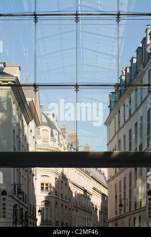 Parigi tradizionali edifici di appartamenti e di riflessione della moderna tetto di vetro a Parigi, Francia. Guardando verso il basso Passage des giacobini Foto Stock