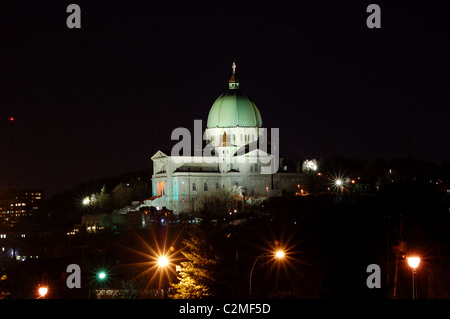 La notte delle stelle. Paesaggio notturno del cattolica romana basilica di San Giuseppe a Montreal Foto Stock