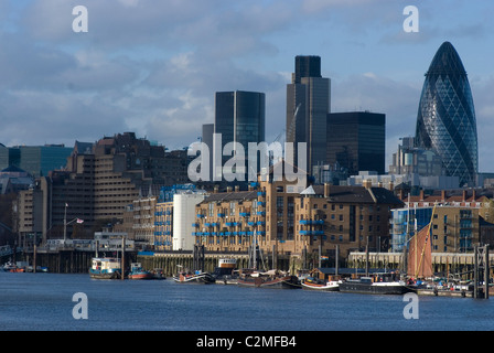 La città e il fiume Tamigi da Bermondsey. Foto Stock