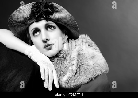 In stile retrò moda ritratto di una giovane donna in hat. Abbigliamento e make-up nel vintage 1920s style Foto Stock