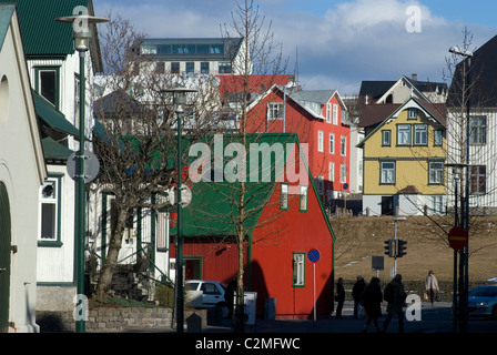 Colorate di ferro ondulato case, guardando verso l'alto dal centro della città (101) fino in cima alla collina, Reykjavik, Islanda Foto Stock