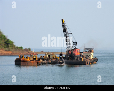 Grande nave gru a Mirya Harbour, Ratnagiri, Maharasthra, India Foto Stock