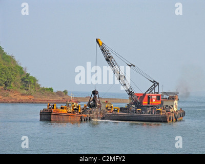 Grande nave gru a Mirya Harbour, Ratnagiri, Maharasthra, India Foto Stock