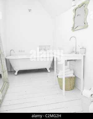 Stanza da bagno suite bianca, Orchard Cottage. Foto Stock