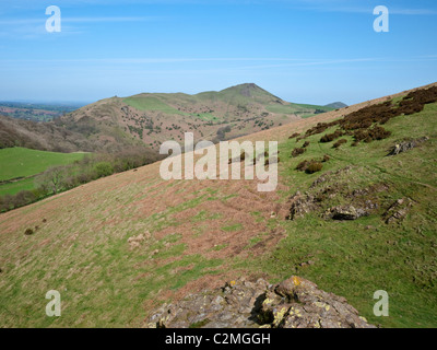 Una vista di Caer Caradoc collina dalla speranza Bowdler collina in Shropshire Hills AONB Foto Stock