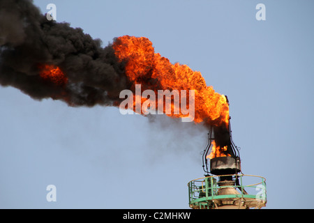 Enorme perdita di fiamme da un tubo di gas Foto Stock