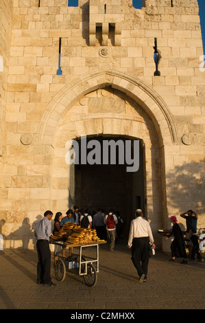 Bagel carrello presso la Porta di Jaffa nella città vecchia di Gerusalemme Foto Stock