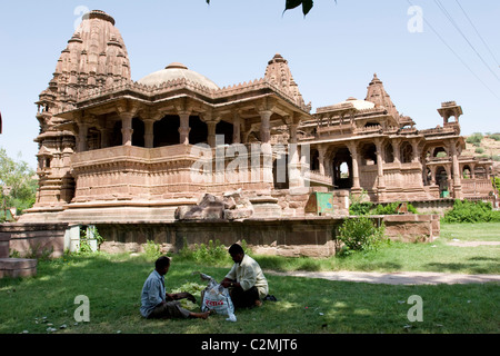 Due uomini preparare per il langur in Mandore, la vecchia capitale dell'Rathore re di Jodhpur. Foto Stock