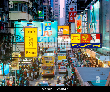 Di Hong Kong, Kowloon, traffico di sera su Sai Yeung Choi Street a Mongkok. Foto Stock