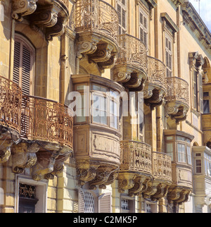 La Valletta, bay-finestre e balconi. Foto Stock