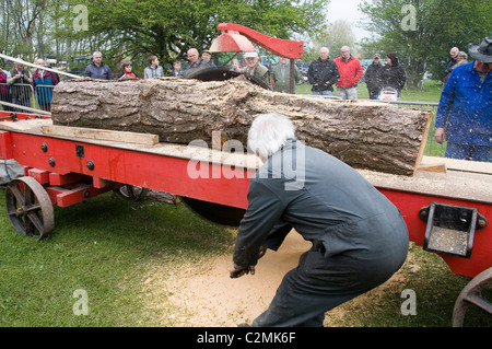 Il taglio di legno con sega a cremagliera   vecchia fattoria di lavoro macchinari Riverside vapore & Vintage Rally del veicolo 2011 Foto Stock