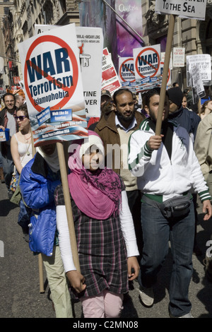 2011: Una coalizione di anti-guerra, socialista, anti-nucleare americano e gruppi musulmani rally e marzo di Union Square a New York Foto Stock