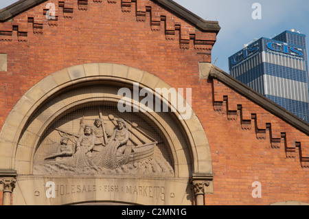La facciata della ex Commercio all'ingrosso Mercato del Pesce ,Northern Quarter Manchester.In contrasto con il pannello solare clad edificio CIS. Foto Stock