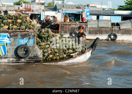 Frutta e produrre comprati e venduti a Cai Rang Mercato galleggiante nel Delta del Mekong in Vietnam Foto Stock