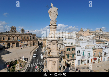 Ostuni. La Puglia. L'Italia. Vista del Giuglia barocca di Sant' Oronzo si affaccia su Piazza della Libertà (sinistra) e la città vecchia. Foto Stock