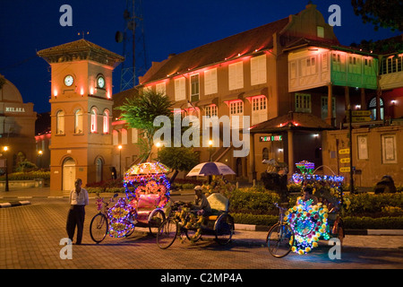 Malesia Malacca Stadthuys square & Trishaws di notte Foto Stock