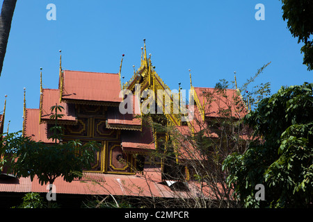 Stile birmano tempio Wat Sirong Muang, Lampang Thailandia Foto Stock