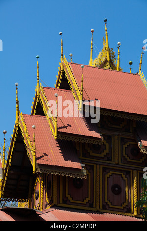 Stile birmano tempio Wat Sirong Muang, Lampang Thailandia Foto Stock