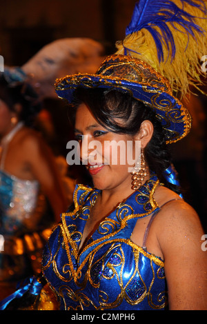 Santa Cruz de Tenerife Carnevale 2011: giovane donna che indossa il costume tradizionale Foto Stock