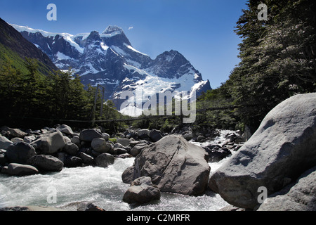 Viste della Patagonia, cercando fino al ponte di sospensione nella valle francese, Torres del Paine, Cile, America del Sud. Foto Stock