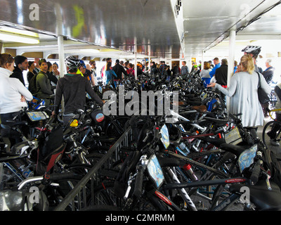 Ciclisti il pendolarismo sulla baia di Sausalito Ferry, San Francisco CA Foto Stock