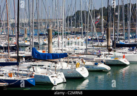 Barche nel porto di La Trinité-sur-Mer, Morbihan, in Bretagna, in Francia, in Europa Foto Stock