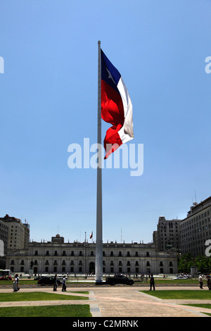 Cileno bandiera nazionale al di fuori del Palacio de Moneda (o Palazzo del denaro) a Santiago del Cile, America del Sud. Foto Stock