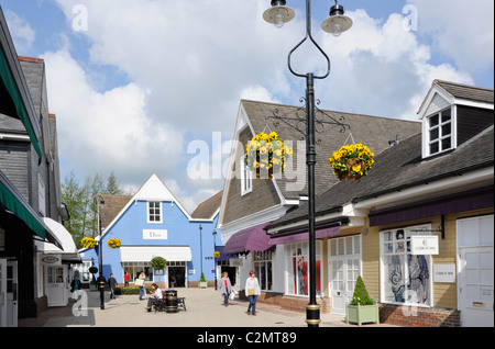 Il Villaggio di Bicester, sosteneva di essere il primo designer outlet shopping destinazione in Europa. Bicester. Oxfordshire, Inghilterra. Foto Stock