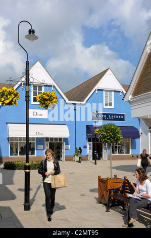 Il Villaggio di Bicester, sosteneva di essere il primo designer outlet shopping destinazione in Europa. Bicester. Oxfordshire, Inghilterra. Foto Stock