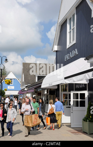 Il Villaggio di Bicester, sosteneva di essere il primo designer outlet shopping destinazione in Europa. Bicester. Oxfordshire, Inghilterra. Foto Stock