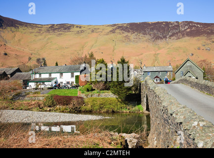 Borgo Vecchio ponte sul fiume Derwent a Borrowdale valley nel Parco Nazionale del Distretto dei Laghi. Grange, Cumbria, Inghilterra, Regno Unito. Foto Stock