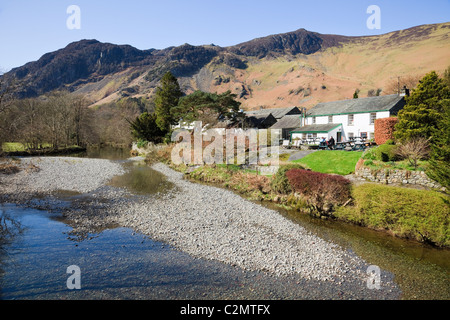 Vista village cafe accanto al fiume Derwent con un basso livello di acqua in Borrowdale nei laghi del nord. Grange Cumbria Lake District National Park England Regno Unito Foto Stock