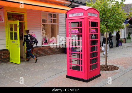 Il Villaggio di Bicester, sosteneva di essere il primo designer outlet shopping destinazione in Europa. Bicester. Oxfordshire, Inghilterra. Foto Stock