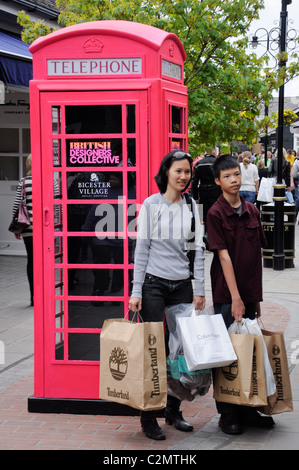 Il Villaggio di Bicester, sosteneva di essere il primo designer outlet shopping destinazione in Europa. Bicester. Oxfordshire, Inghilterra. Foto Stock