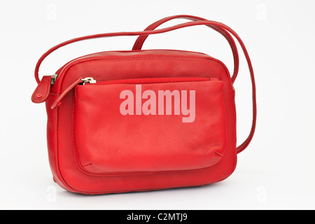 Borsa in pelle rossa con scomparto con zip e tracolla uno sfondo bianco chiaro Foto Stock
