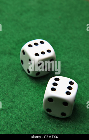 Doppio 6 su una coppia di dadi seduti sul feltro verde Foto Stock