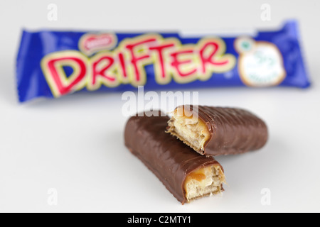 Dimezzato Nestle Drifter barra di cioccolato Foto Stock
