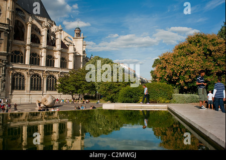 Parigi, Francia, coloro che godono di un clima caldo e nel quartiere delle Halles, con Eglise Saint Eustache Foto Stock