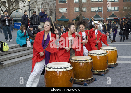 Rullo di tamburi giapponesi diprestazioni gruppo di raccogliere fondi per il Giappone eseguendo in Union Square di New York City Foto Stock