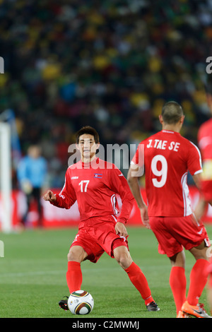 Yong Hak un della Corea del Nord (17) in azione durante una Coppa del Mondo FIFA 2010 Gruppo G il match contro il Brasile il 15 giugno 2010. Foto Stock