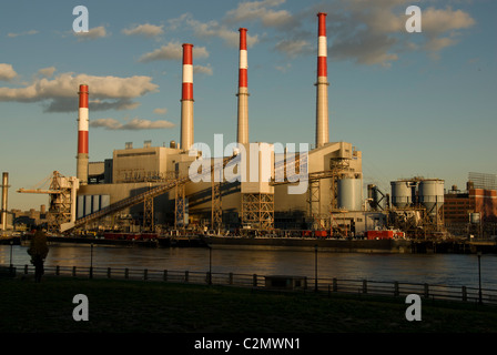 Keyspan (ex con Edison Energia Ravenswood della stazione di generazione, soprannominato dai Big Allis. Vista al tramonto da Roosevelt Island Foto Stock