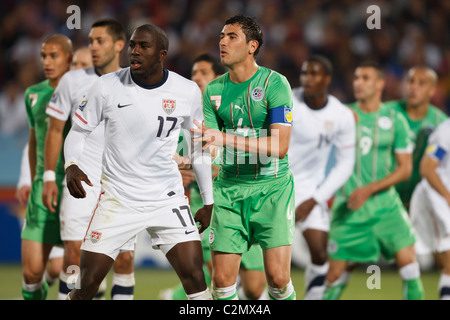 Jozy Altidore degli USA (17) e l'Algeria team capitano antera Yahia (4) attendono un calcio di punizione durante un 2010 FIFA World Cup Match. Foto Stock