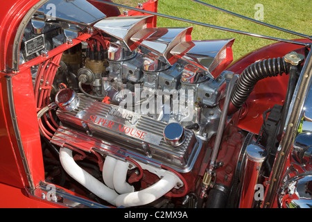 Personalizzati e modificati Chevrolet Chevy V8 motore in un caldo stile asta auto. carburatori carburetrs Foto Stock