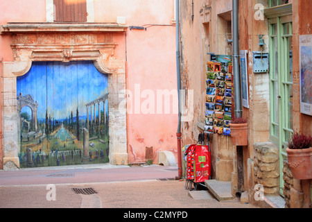 Il pittoresco villaggio di Roussillon nel Parco regionale del Luberon Foto Stock