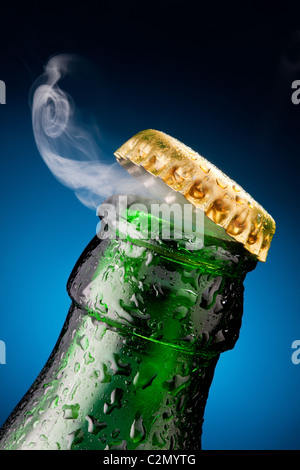 Apertura del tappo di birra con il gas in uscita Foto Stock