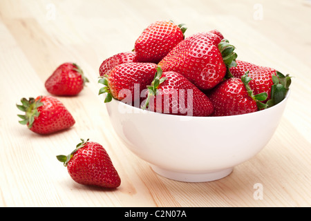 Appetitosa fragola nel recipiente. Isolato su uno sfondo bianco. Foto Stock